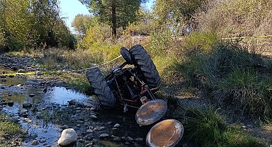 Devrilen traktörün sürücüsü hayatını kaybetti