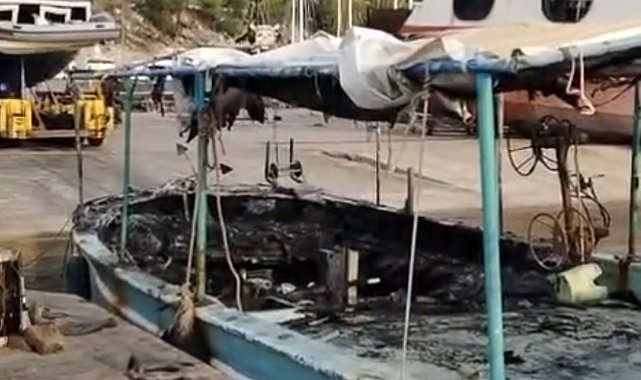 Düşen yıldırımdan çıkan yangında 3 tekne kullanılamaz hale geldi