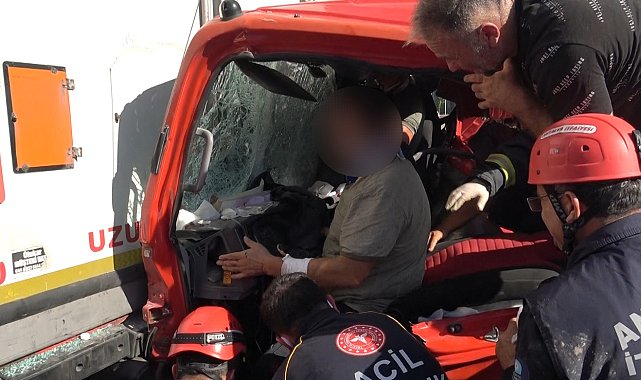 Kamyonet TIR'a çarptı: 3 yaralı