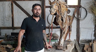 Öldürülen aslan 'Zeus'un ağaçtan heykelini yaptı