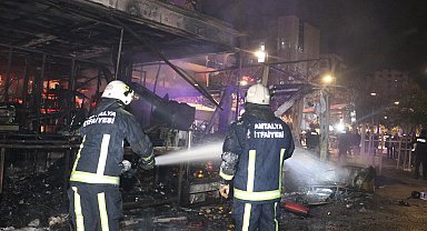 Sahil bandındaki restoran alevlere teslim oldu