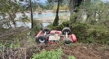 Şarampole yuvarlanan iş makinesinin operatörü yaralandı