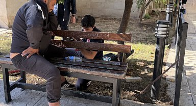 Uyurken bacağını banka sıkıştırdı, itfaiye kurtardı