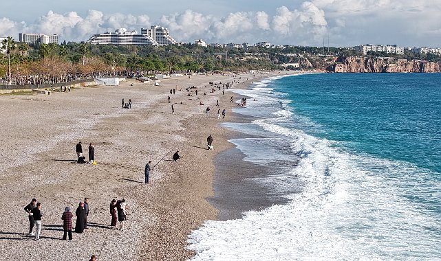 Yağmur sonrası Konyaaltı Sahili'nde balık mesaisi