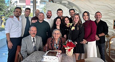 28 yıl sonra buluşup, öğretmenlerine sürpriz yaptılar