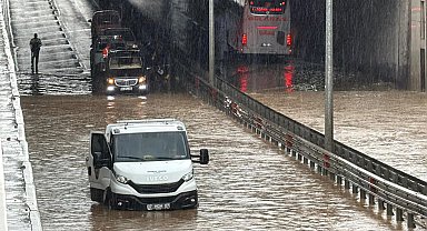 Alanya'da sağanak sonrası alt geçitte mahsur kalan 8 kişi kurtarıldı