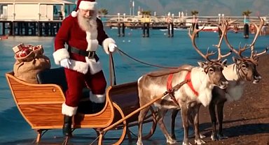 Antalya'da Noel Baba'nın yapay zeka görselleri ve figürlerine ilgi