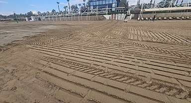 Caretta yuvası kumullar, iş makinesiyle ezildi