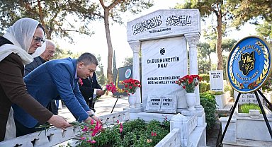 Dr. Burhanettin Onat kabri başında anıldı