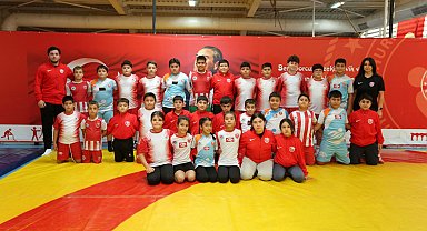 Geleceğin güreşçileri Kepez'de yetişiyor