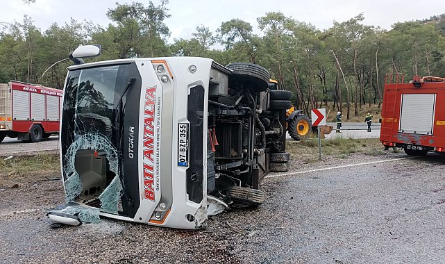 Kemer'de yolcu midibüsü devrildi: 5 yaralı