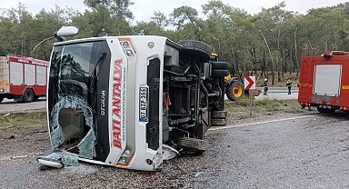 Kemer'de yolcu midibüsü devrildi: 5 yaralı