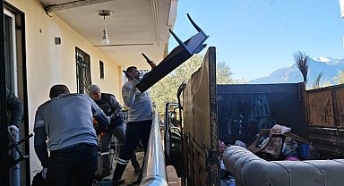 Kepez'de evden 1 kamyon çöp çıkarıldı