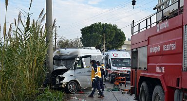 Minibüs direğe çarptı: 2 yaralı