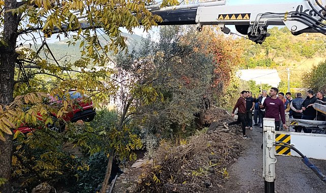 Patlayan su borusu yolda göçüğe neden oldu; taşan su ise otomobili bahçeye sürükledi
