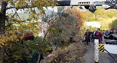 Patlayan su borusu yolda göçüğe neden oldu; taşan su ise otomobili bahçeye sürükledi