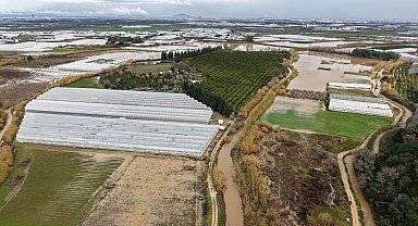 'Sarı kod'la uyarılan Antalya'da tarım alanları su altında kaldı