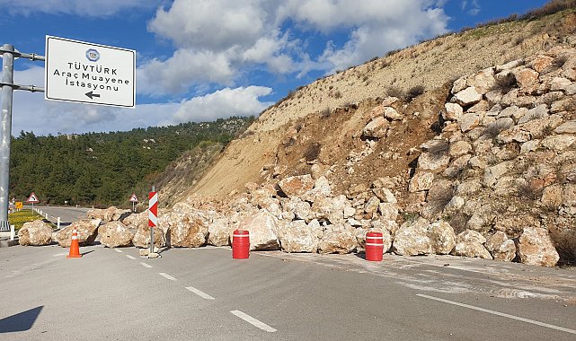 Antalya-Kumluca yolunda heyelan; trafik tek şeritten veriliyor