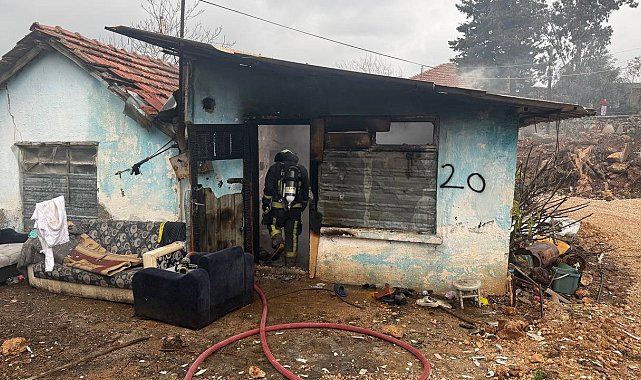 Gecekondu alevlere teslim oldu