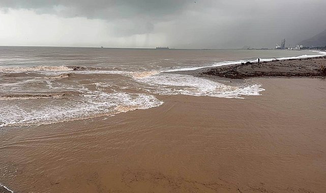 Konyaaltı Sahili'nde denizin rengi kahverengiye döndü