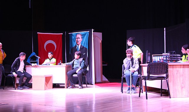 Öğrencilerden tiyatroyla mesaj
