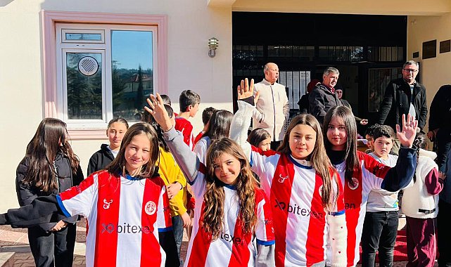 Öğrencilere Antalyaspor forması hediyesi