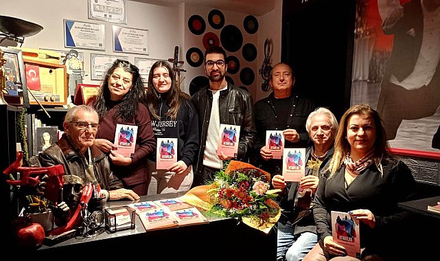 Tiyatro sahnesinde kitap tanıtımı