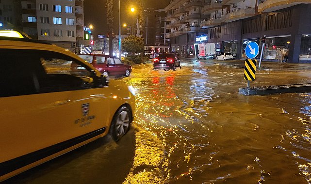 Alanya'da caddeleri su bastı
