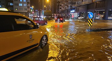Alanya'da caddeleri su bastı