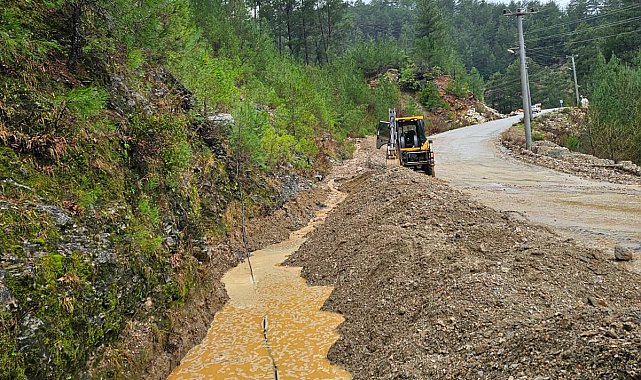 Alanya'da tıkanan menfezler Büyükşehir ekiplerince açıldı