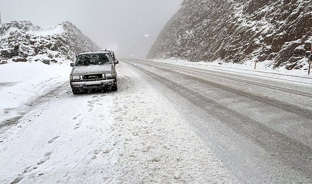 Antalya- Konya yolunda kar yağışı etkili oluyor