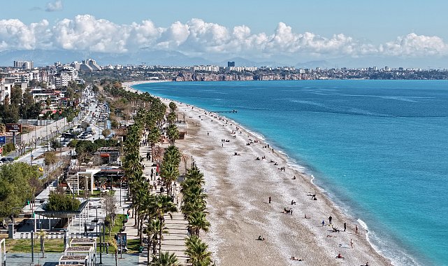 Antalya'da güneşi gören sahile koştu