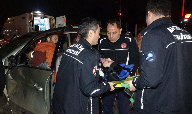 Antalya'da kavşakta feci kaza: 3 yaralı
