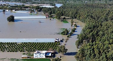Antalya'da kuvvetli yağış 7 ilçede hasara neden oldu, mahsur kalan hayvanlar kurtarıldı