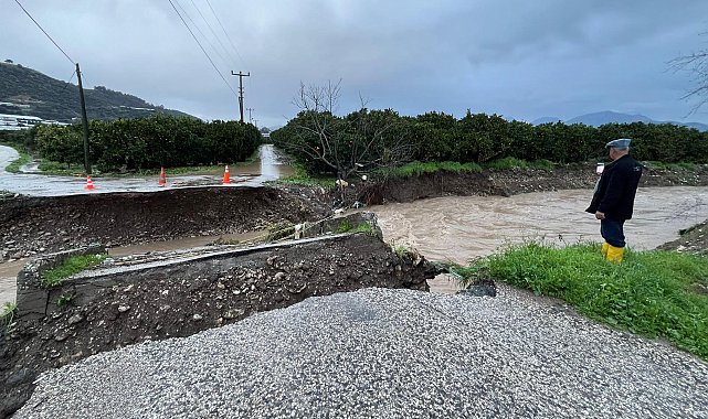 Antalya'da sağanak hayatı olumsuz etkiledi