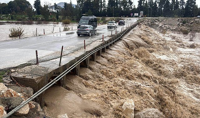 Antalya'yı sağanak vurdu; 7 ilçede okullar tatil edildi