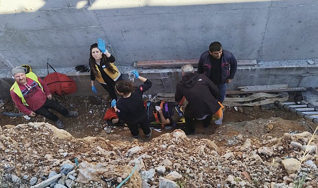 Bastığı kalas kırılan işçi 5 metreden düştü