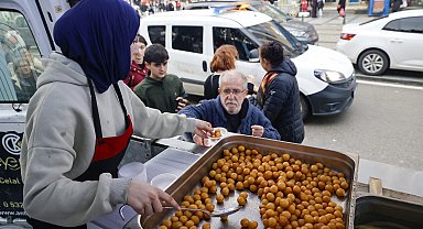 Berat Kandili'nde lokma ve kandil simidi ikramı