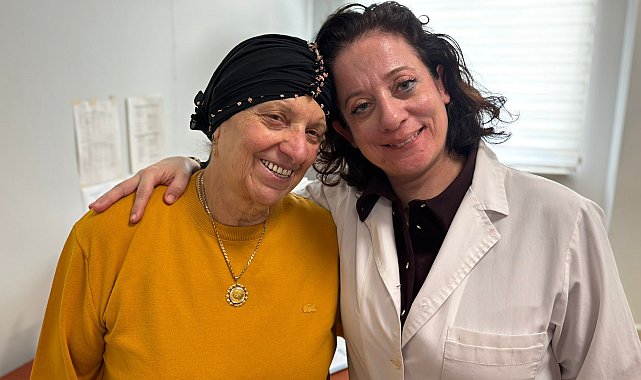 Bir gecede ses telleri felç olan anneyi doktor kızı iyileştirdi