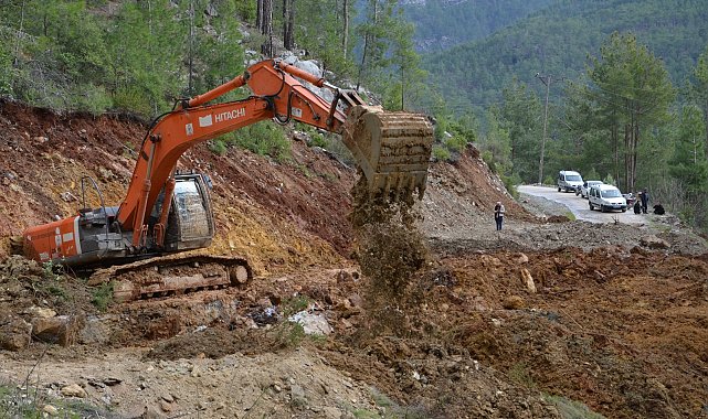 Büyükşehir Alanya'da yolları açık tutmak için çalışıyor