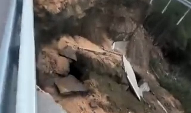 Çöken kara yolunda 10 metrelik çukur oluştu