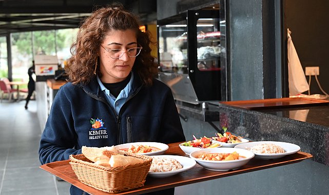 Deniz Kafe'de tabldot usulü yemek