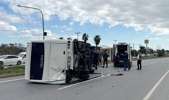 Hafif ticari aracın çarptığı midibüs devrildi, 7 kişi yaralandı; kaza kamerada
