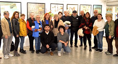 Hem çiziyor hem yazıyor