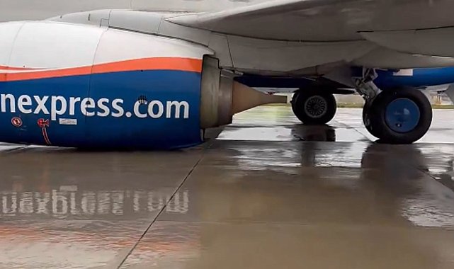 Kalkışa hazırlanan uçağın iniş takımları kırıldı