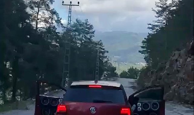 Kapıları açık ilerleyen otomobilin 15 yaşındaki sürücüsüne 60 bin lira ceza