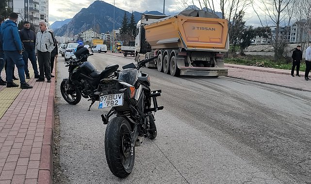 Motosikletle kamyona çarpan 2 liseli yaralandı