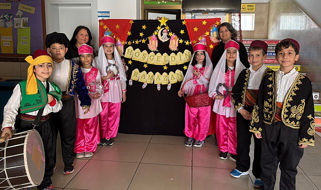 Okulda öğrenciler davul çalıp mani söyledi