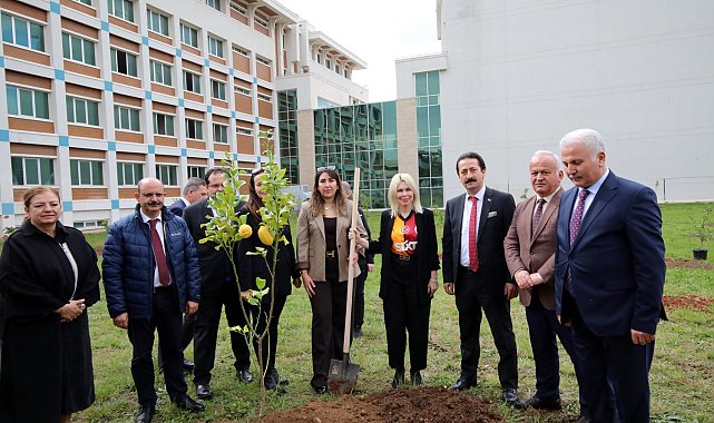 Rektör Özkan İlahiyat Fakültesi'nde ağaç dikti, Gazze sergisini gezdi