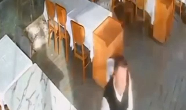 Restorana vuran dev dalganın çalışanı sürüklendiği anlar kamerada
